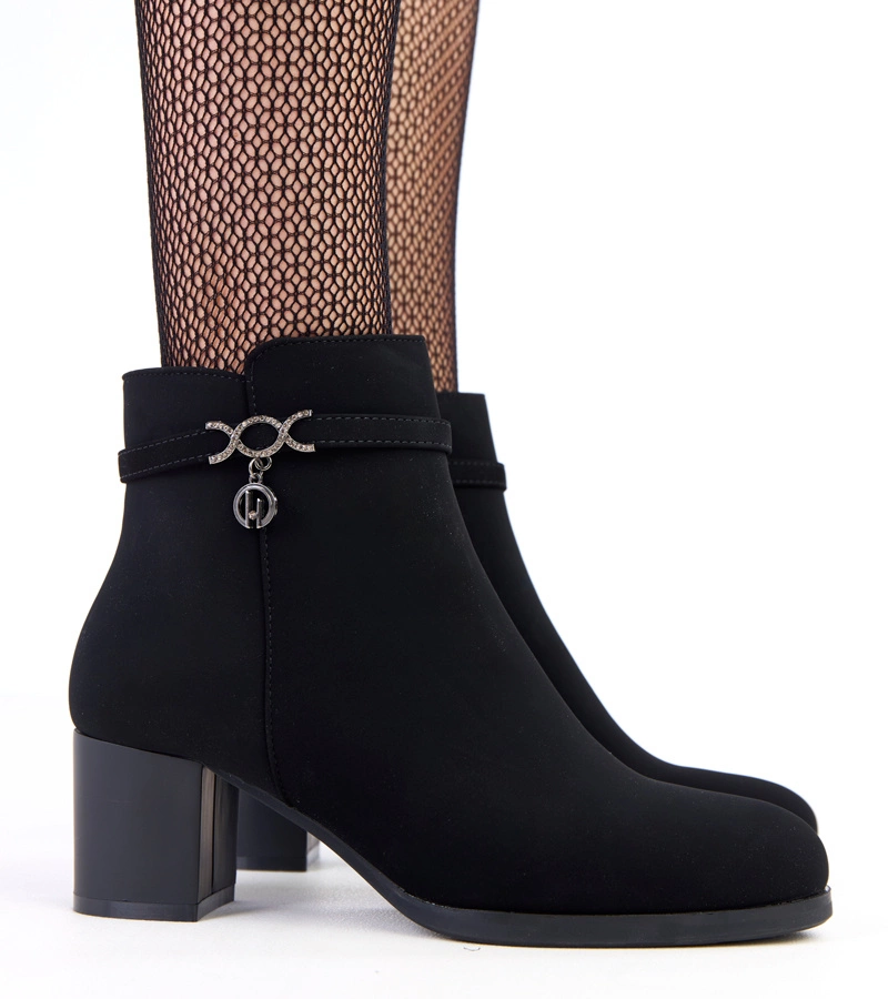 Černé kotníkové boty s ozdobným páskem z matné eko kůže Vernona