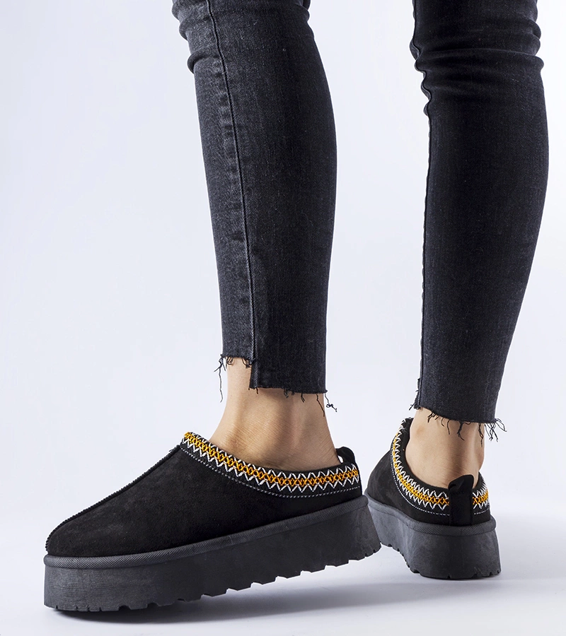 Černé nízké sněhule s ozdobným šitím Fori