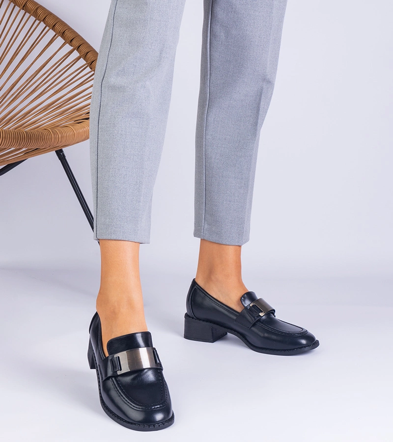 Černé polobotky na nízkém podpatku s kovovou ozdobou Lunares