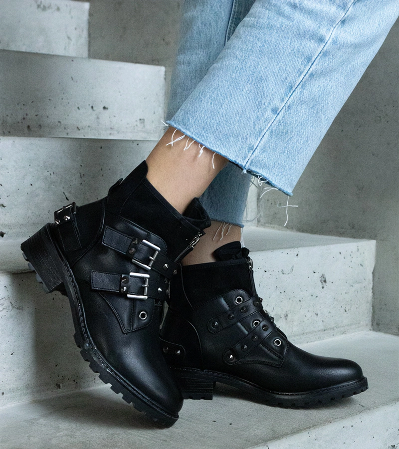 Černé kotníkové boty zdobené cvoky na plochém podpatku Neffa