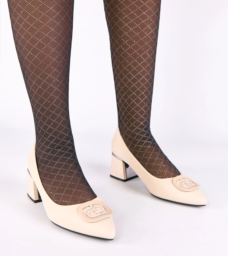 Béžové lodičky na podpatku zdobené kamínky Merla