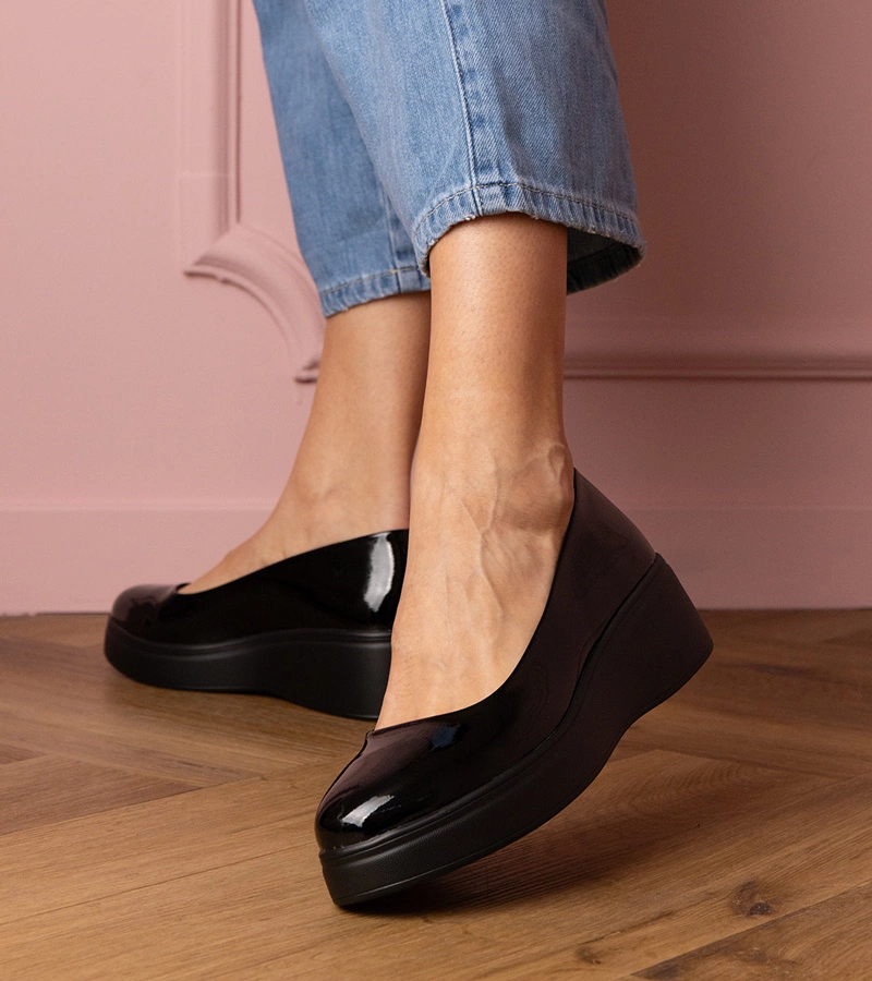Černé lakované polobotky na platformě Nikara