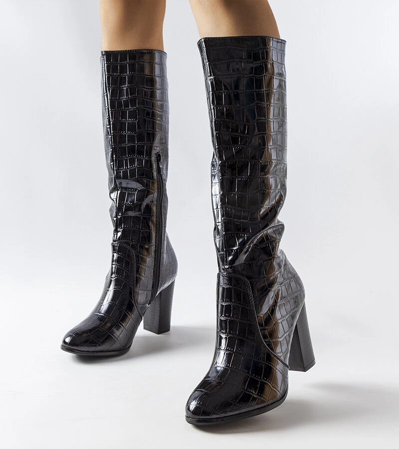 Černé zateplené boty s krokodýlím vzorem od společnosti Medhane