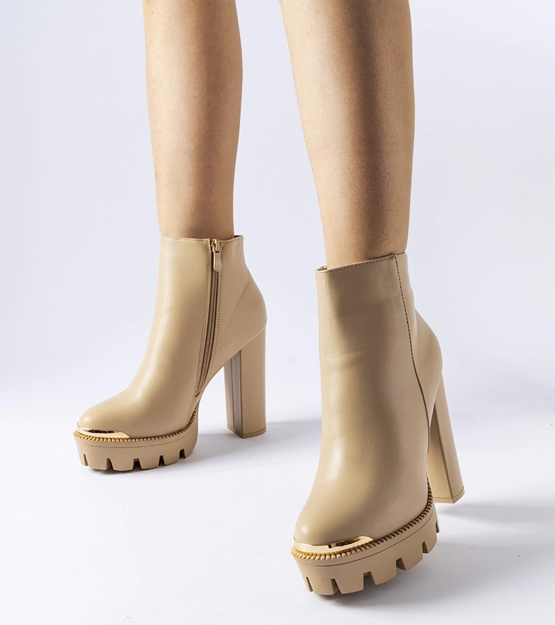 Béžové kotníčkové boty s ozdobnou špičkou na podpatku Pepe