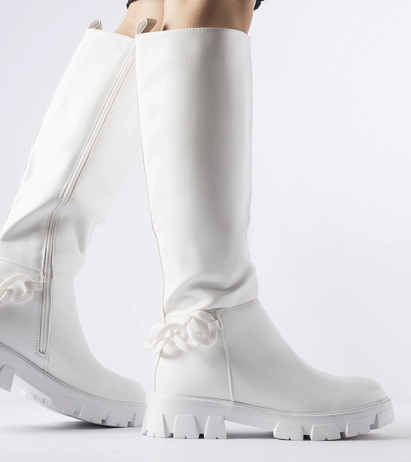 Bílé ploché kozačky s řetězem Armand.