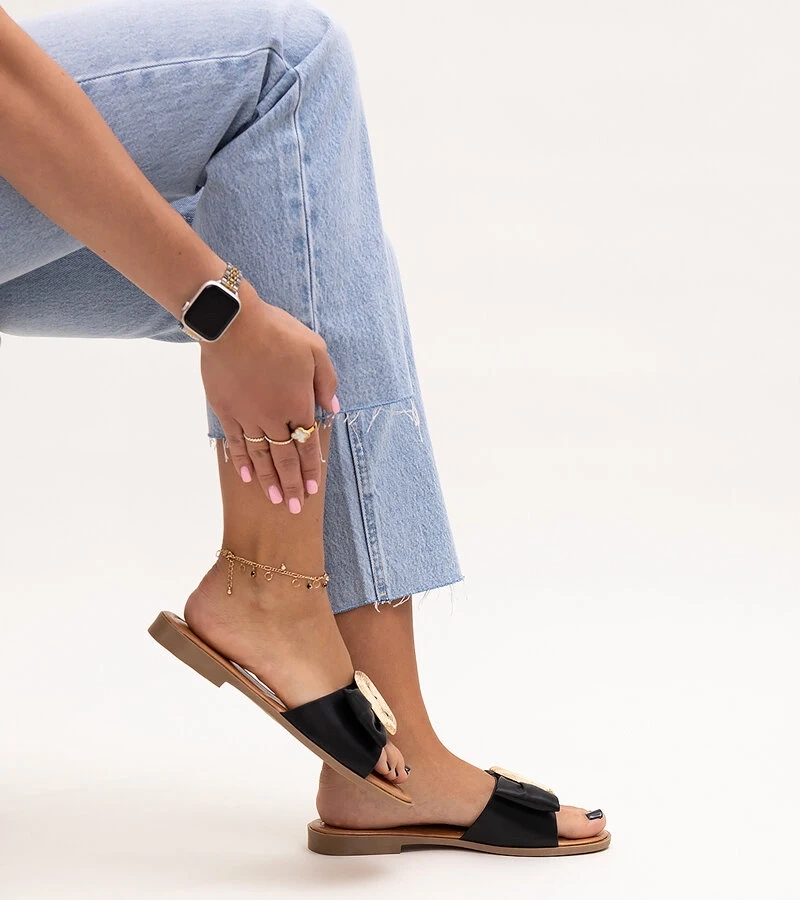 Černé pantofle s přezkou Limera