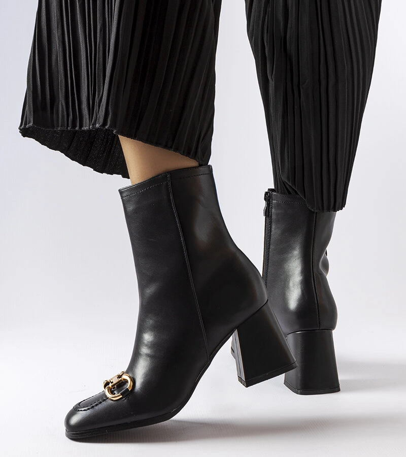 Černé boty na jehlovém podpatku Castione