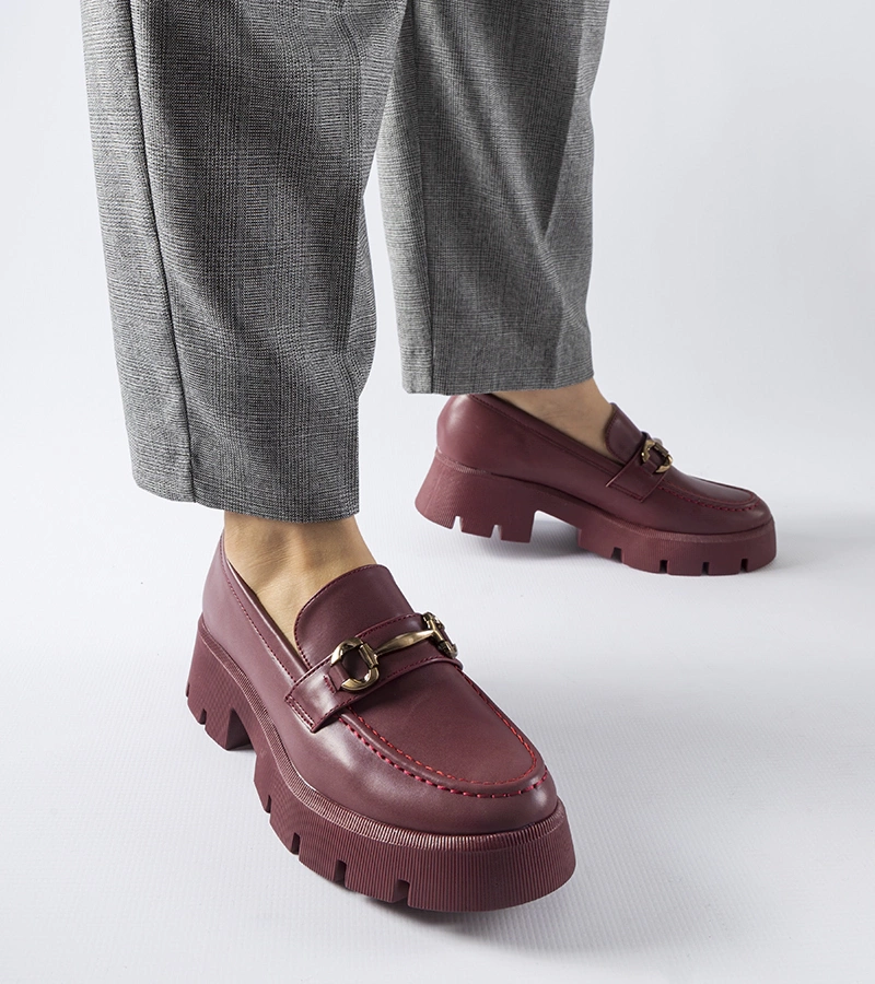 Bordové mokasíny s přezkou Cerzeto