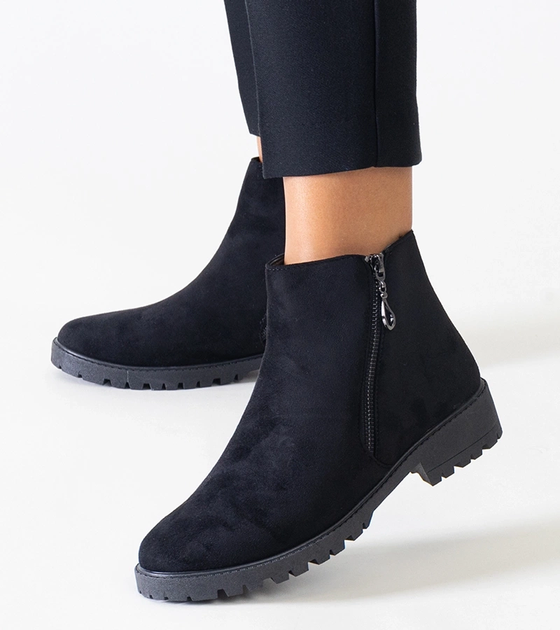 Černé boty s kovovými prvky z eko-zamšové kůže Branda.