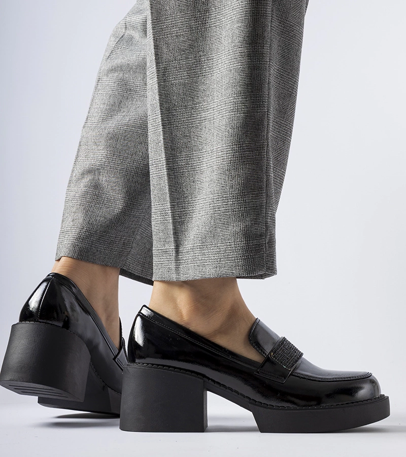 Černé lakové polobotky na podpatku Harrisburg