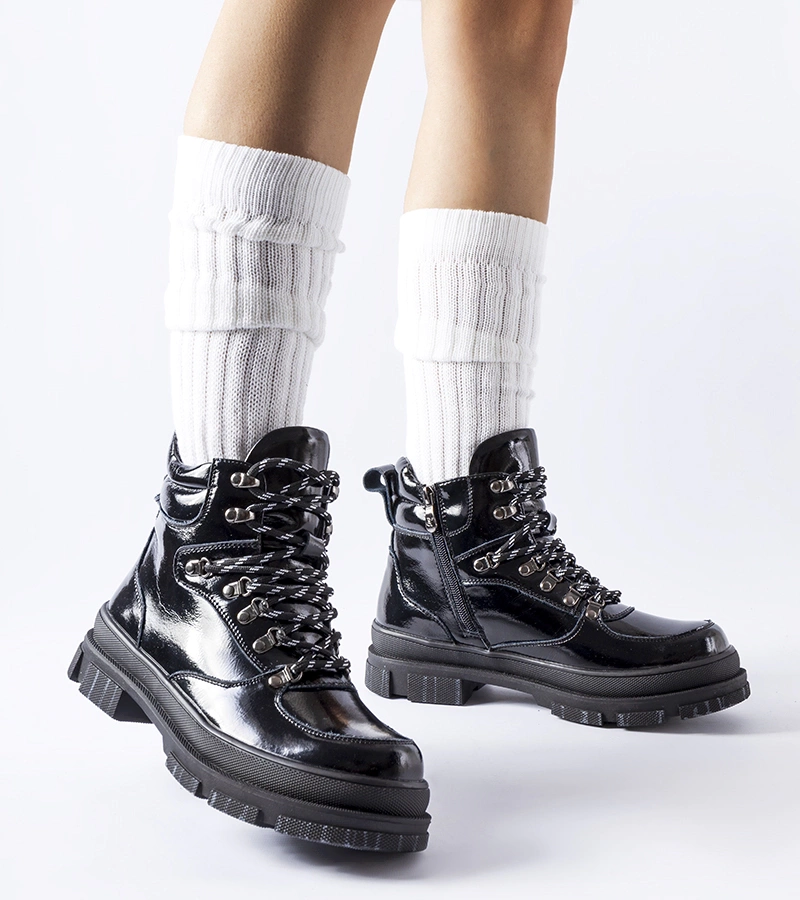 Černé lakované botky Richards