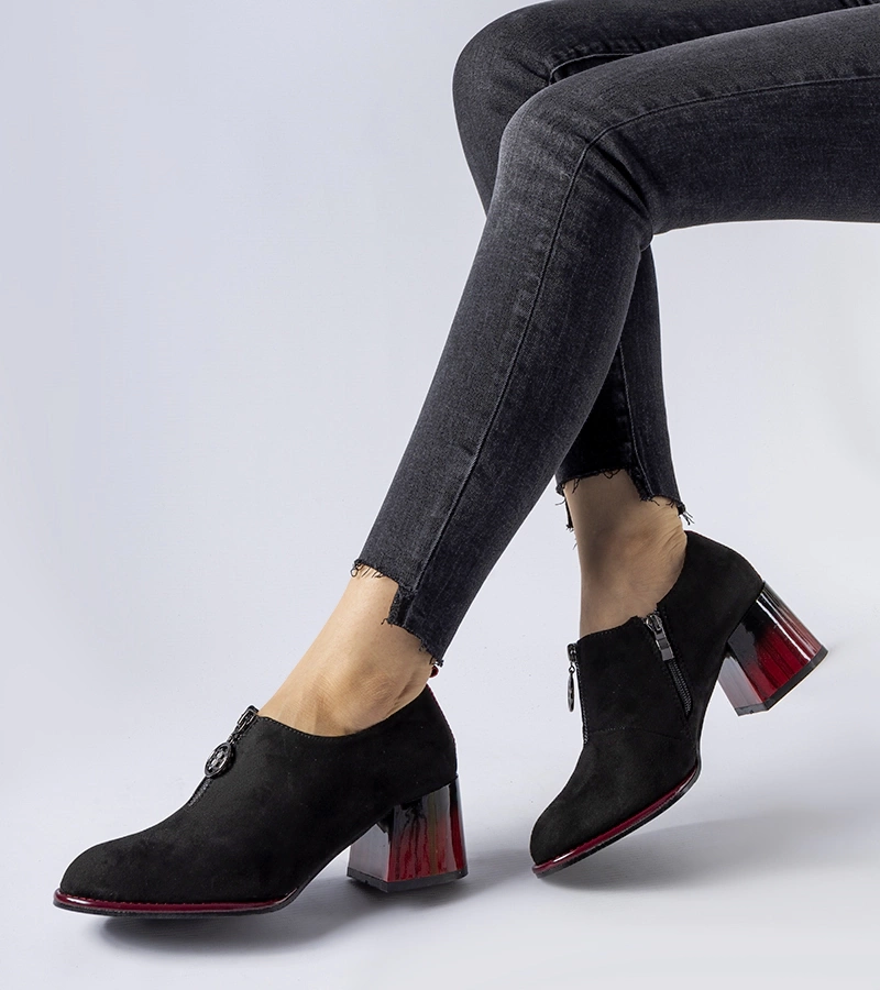 Černé kotníčkové boty s červeným akcentem Allyriane