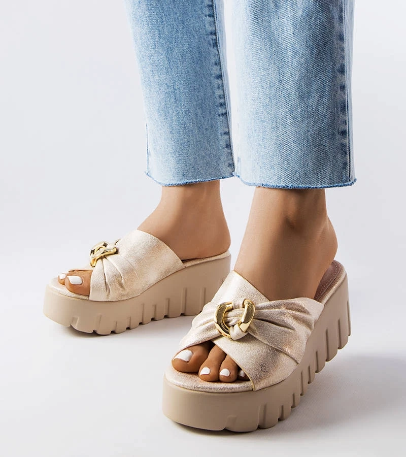 Zlaté dámské žabky Laura na podpatku