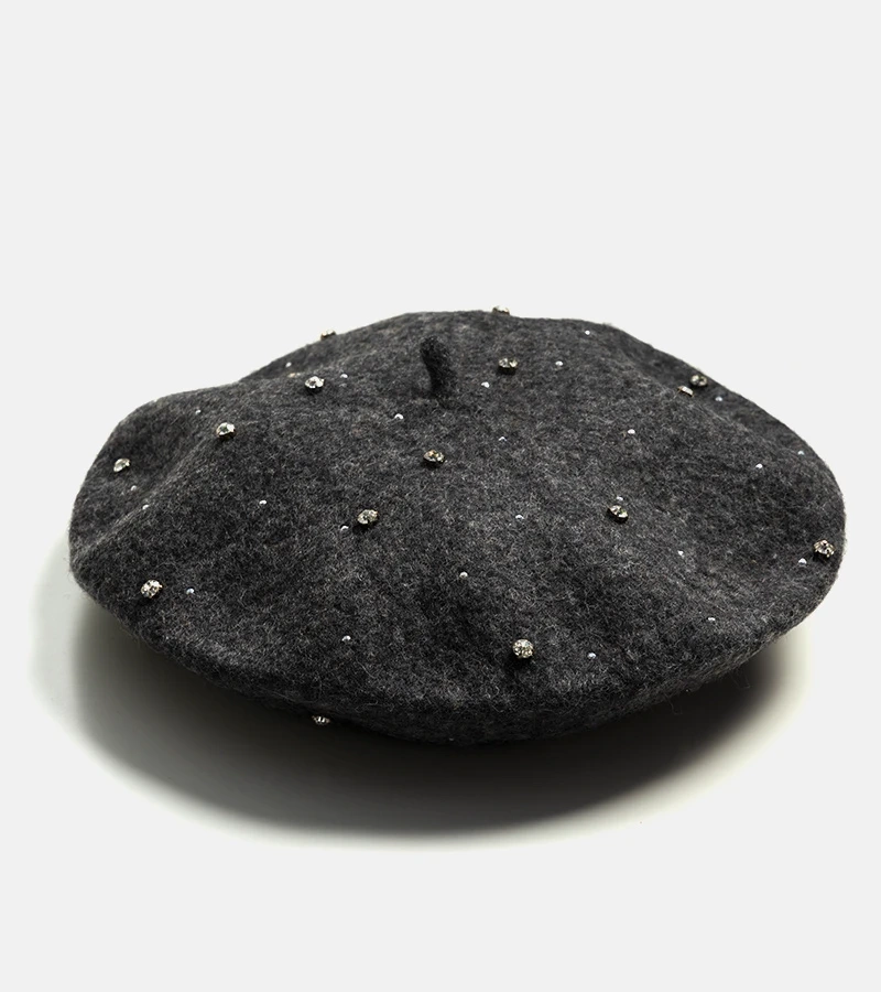 Šedý baret Manners