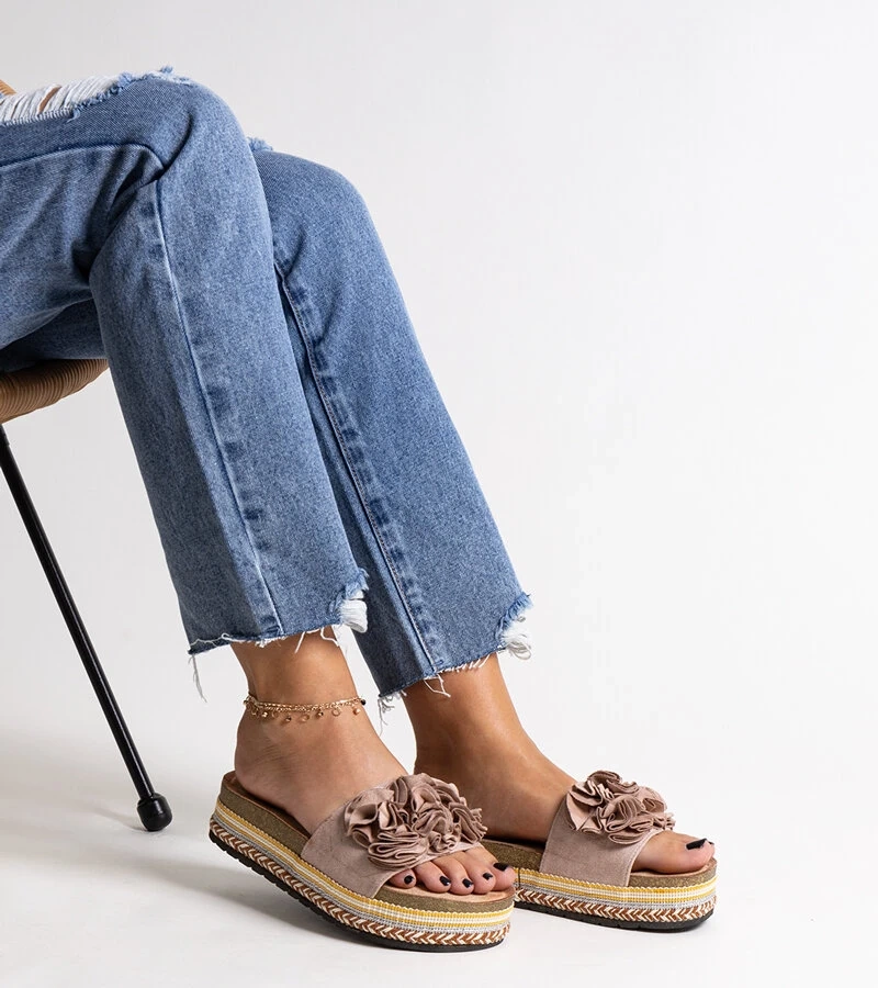 Bežové pantofle ozdobené květinami Mehret