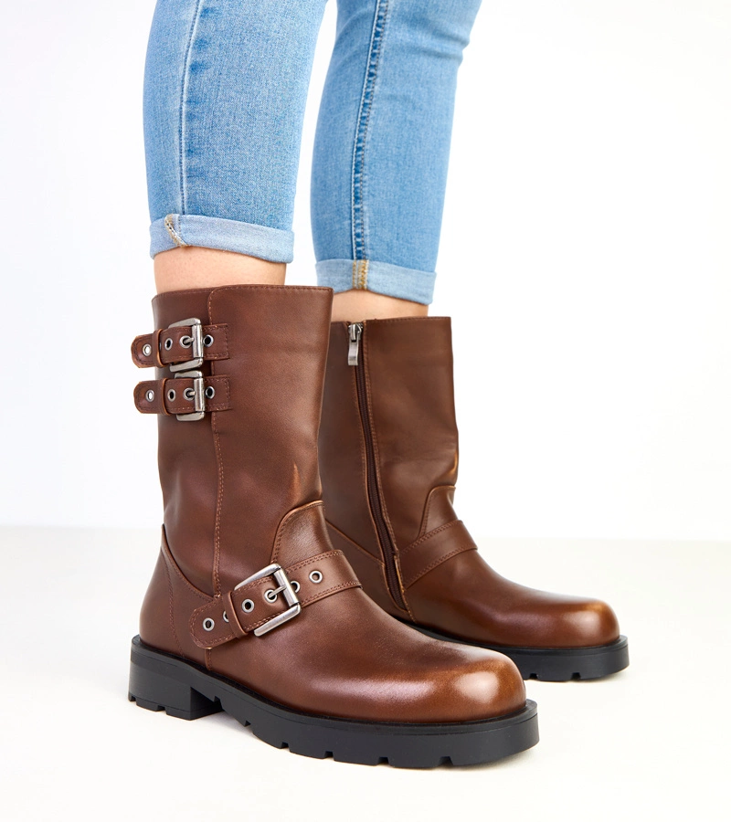 Hnědé kotníkové boty na platformě s ozdobnými přezkami Shalay