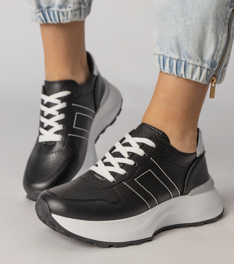 Černé sportovní tenisky se stříbrným prvkem Lenkuta