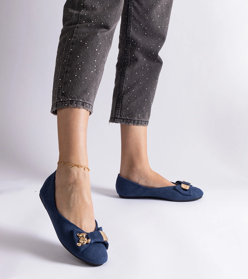 Tmavomodré baleríny zdobené mašlí a broží Esdras