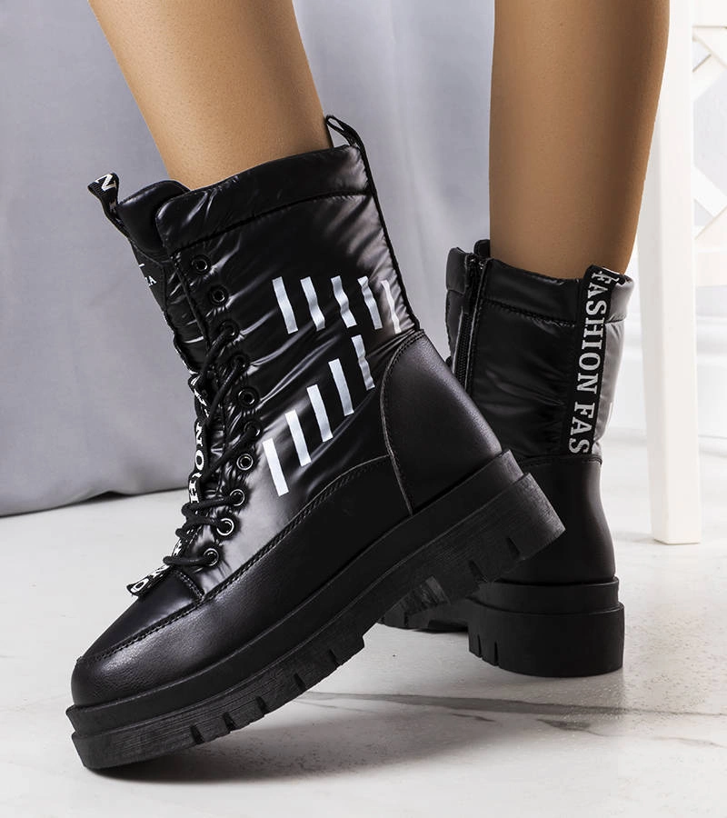 Černé sněhule Sarai