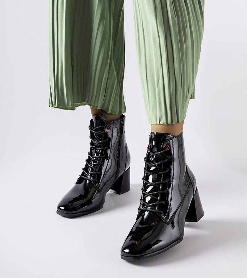 Černé lakované kotníkové boty na podpatku Vinceza