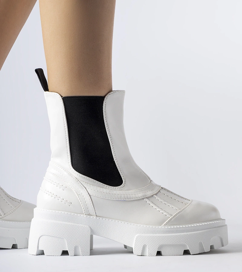 Bílé masivní izolované workery Carruba