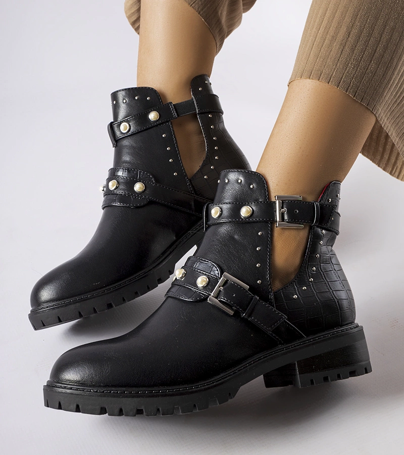 Černé kotníčkové boty s výřezem a perličkami Asker