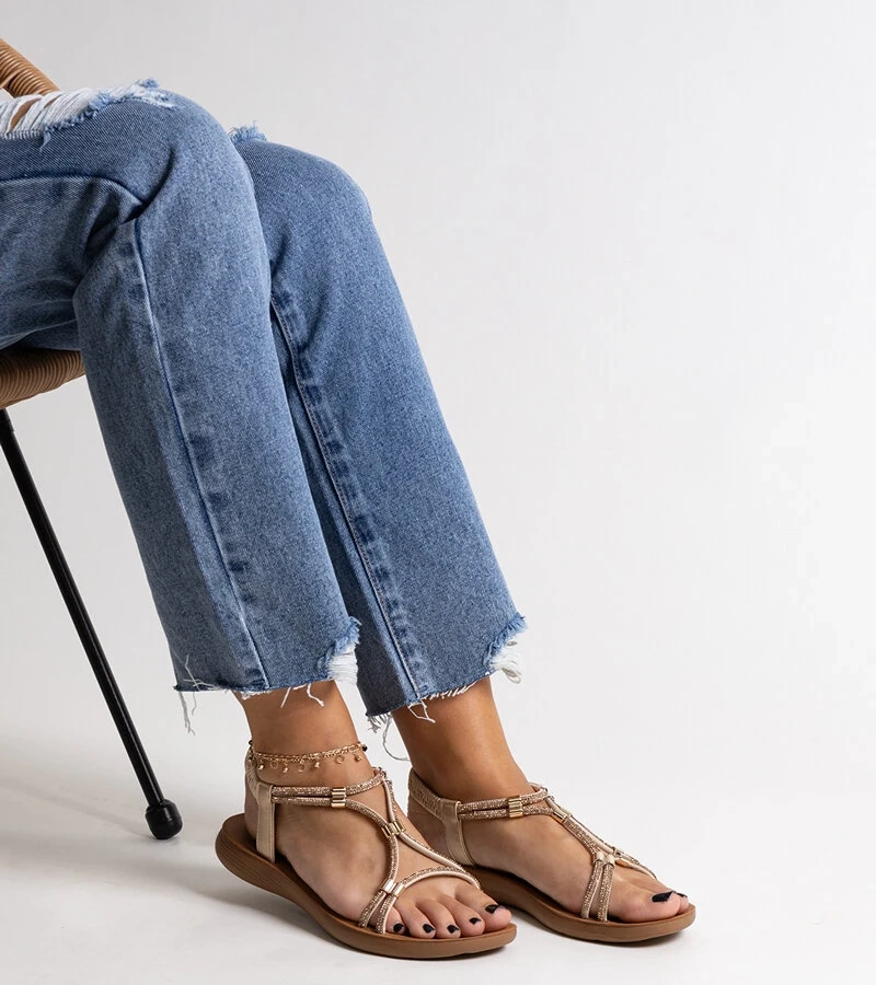 Zlaté sandály zdobené zirkony od Leilany