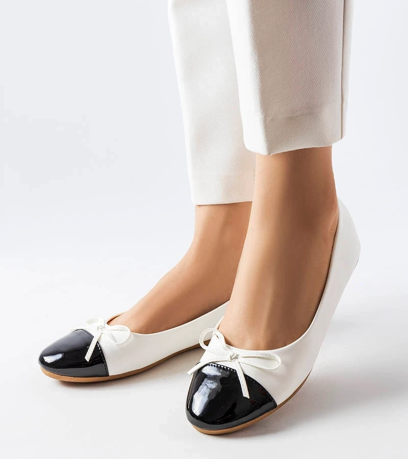 Bílé baleríny s lakovaným nosem od Despins