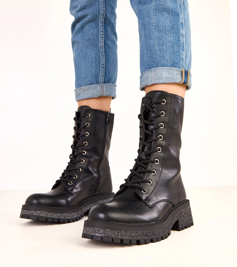 Černé kotníkové boty na platformě s ozdobnou podrážkou Asevie