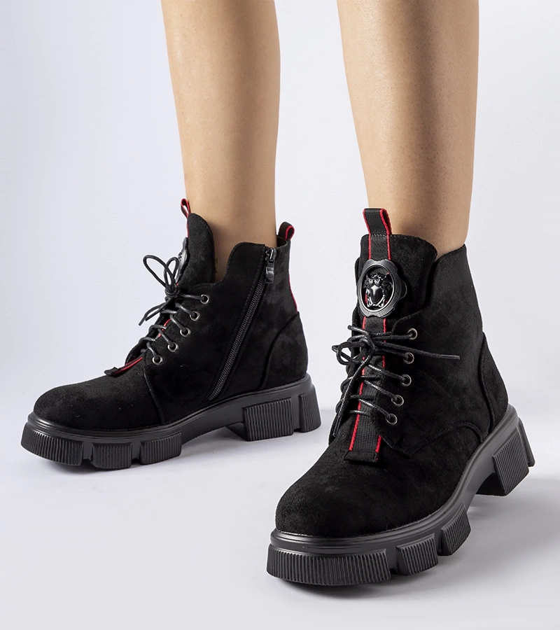 Černé kotníčkové botky zdobené červeným lemováním Monrency