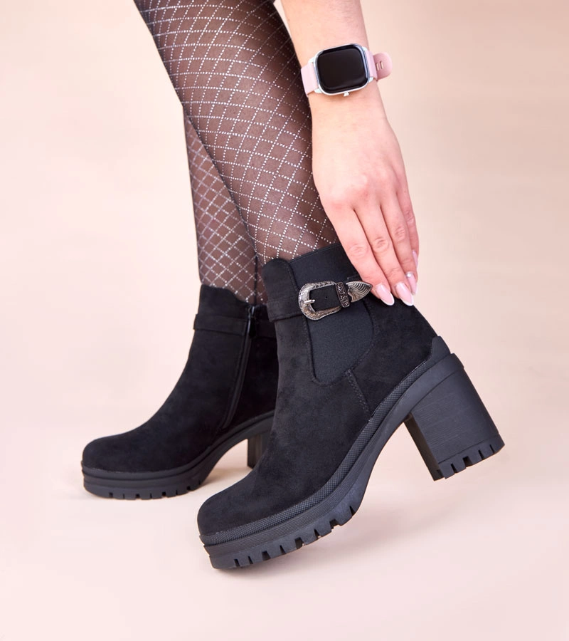 Černé kotníkové boty na podpatku s ozdobnou sponou Gwella