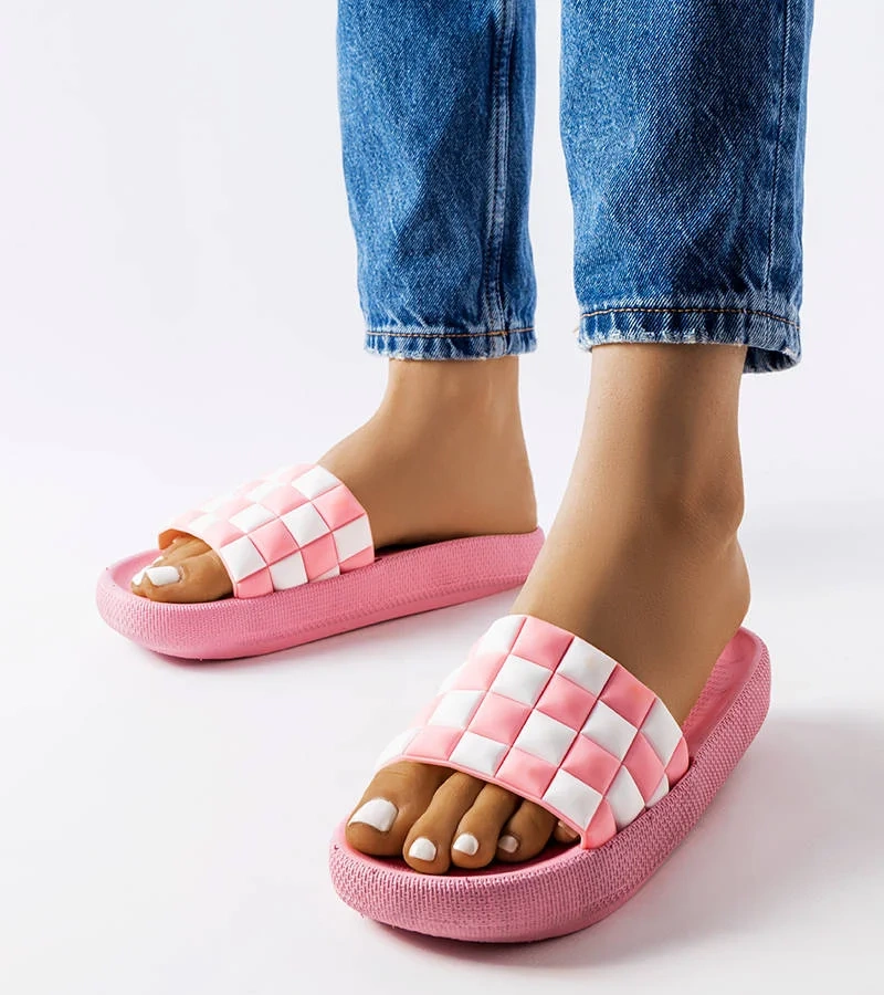 Růžové gumové žabky na platformě od společnosti Elin