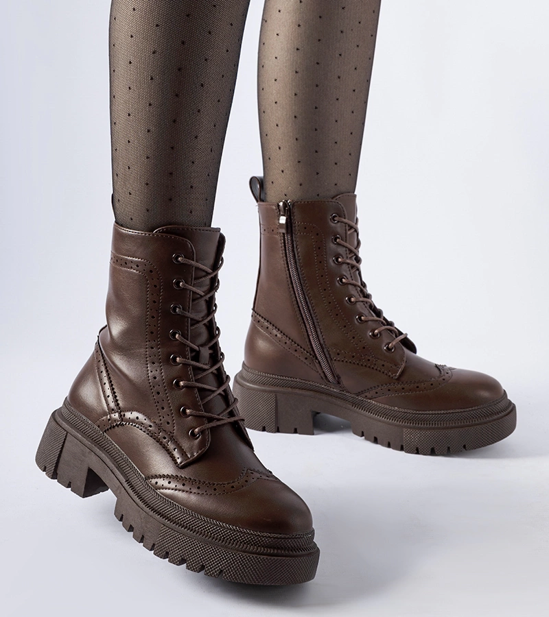 Hnědé kozačky zdobené prošíváním Nicla