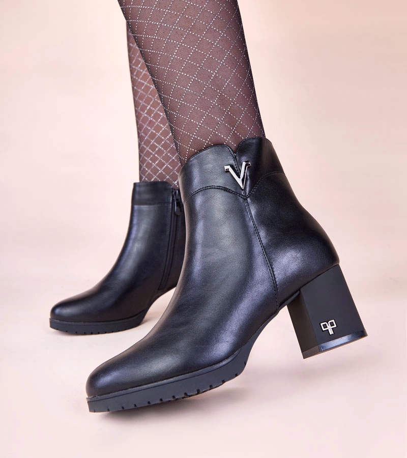 Černé kotníkové boty na sloupku s matnou úpravou Ardisa