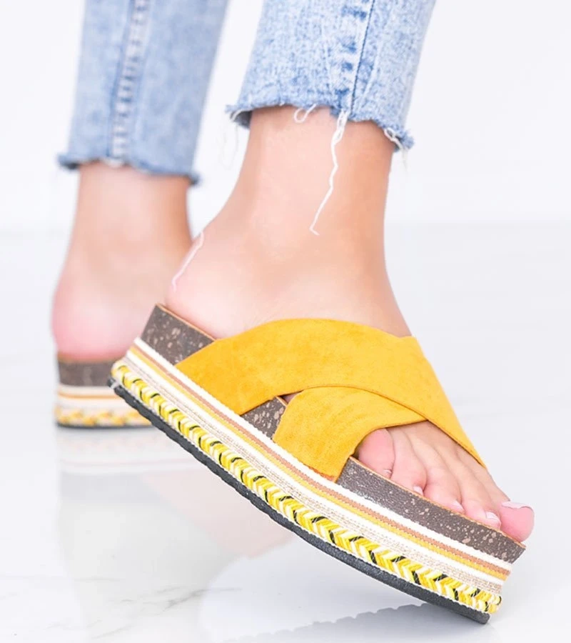 Žabky hořčicové barvy s ozdobnou podrážkou Riri