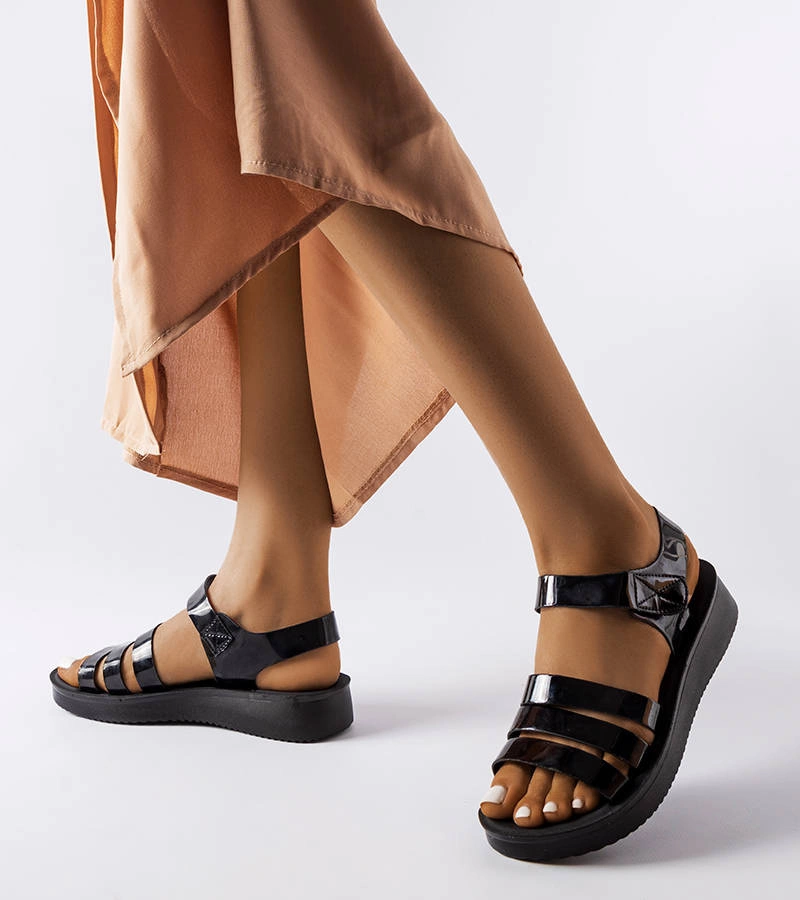 Černé lakované sandály na podpatku Covillon