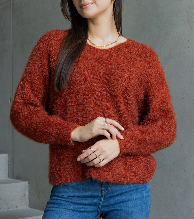 Cervený svetr s výstřihem Neveri.