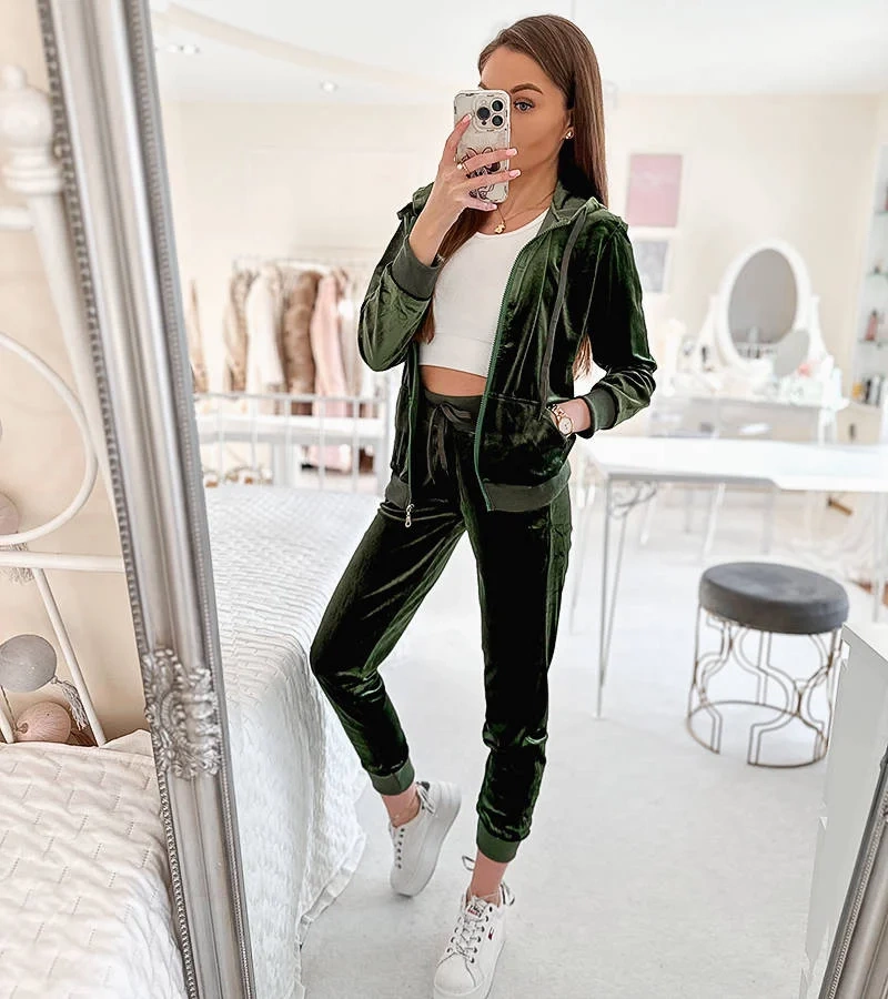 Zelená velurová souprava s kapucí Anna