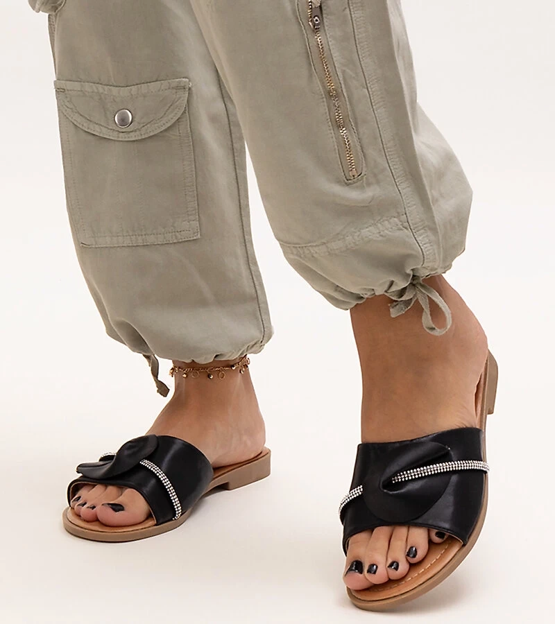 Kapky zdobené proužkem s kubíky Amari