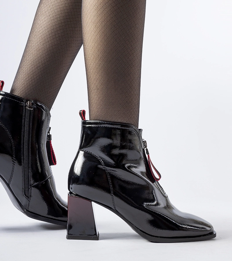 Černé lakové kotníčkové boty na podpatku Bibbiano