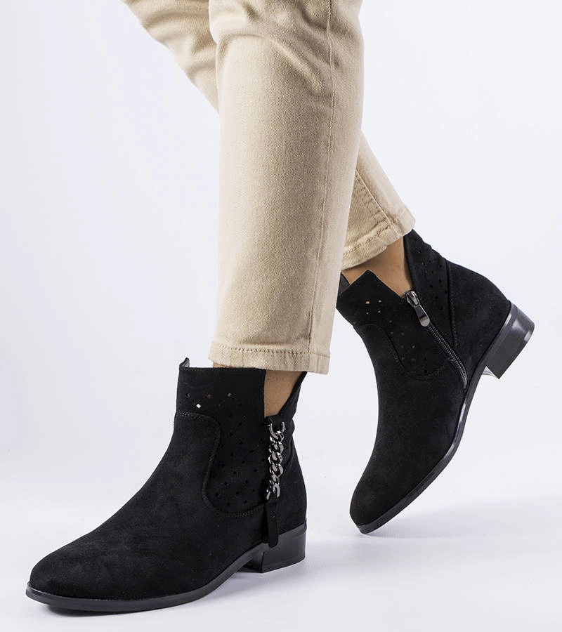 Černé boty s ažurovými vložkami od Vinceza