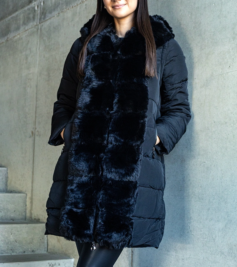 Černá dlouhá prošívaná bunda s odepínacími rukávy zdobená kožešinou Louis.