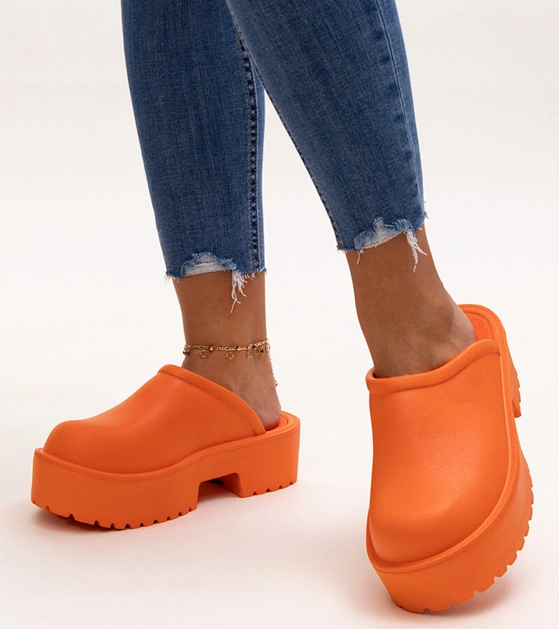 Oranžové pantofle na masivní podrážce Hussa