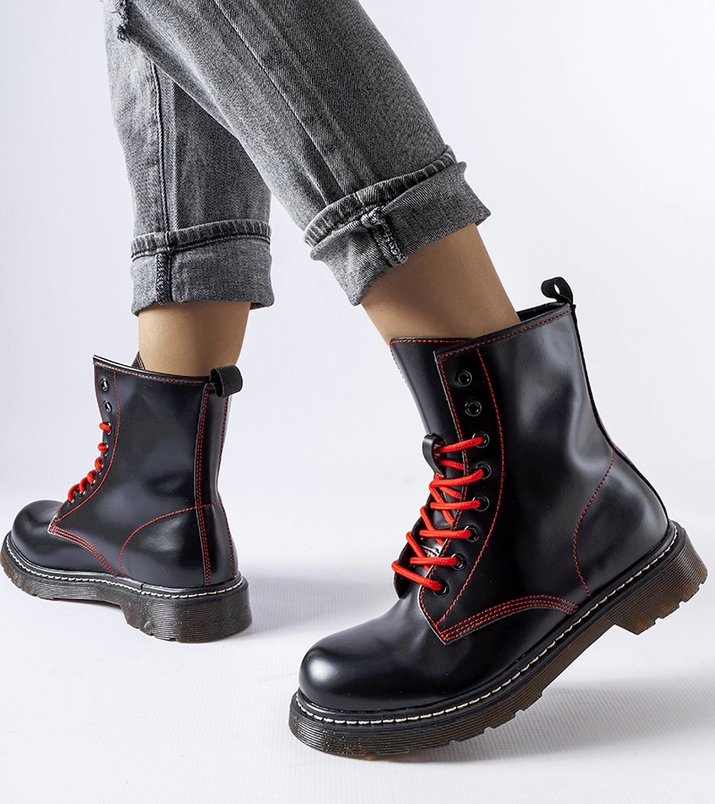 Černé boty Rocco zdobené červenou nití