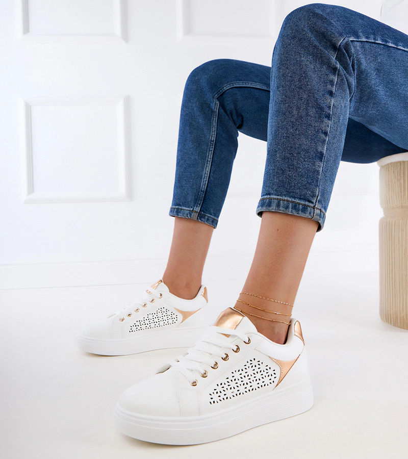 Bílé tenisky se zlatými prvky na platformě Remmi