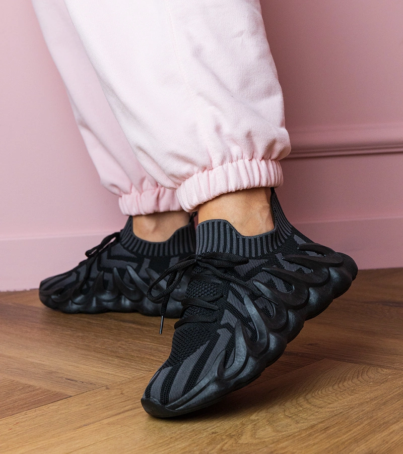 Černé sportovní tenisky na masivní podrážce Kiyara