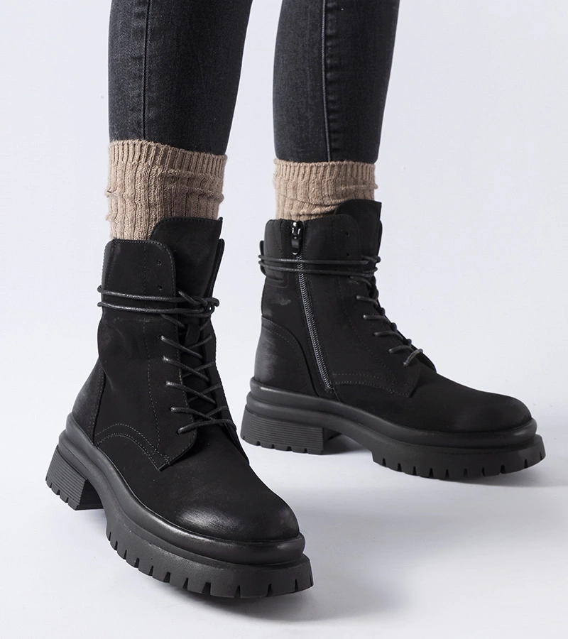 Černé tenisky s odřenou špičkou Vadnais