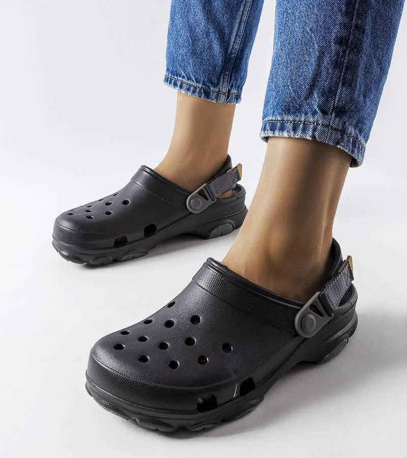 Černé perforované žabky Crocs
