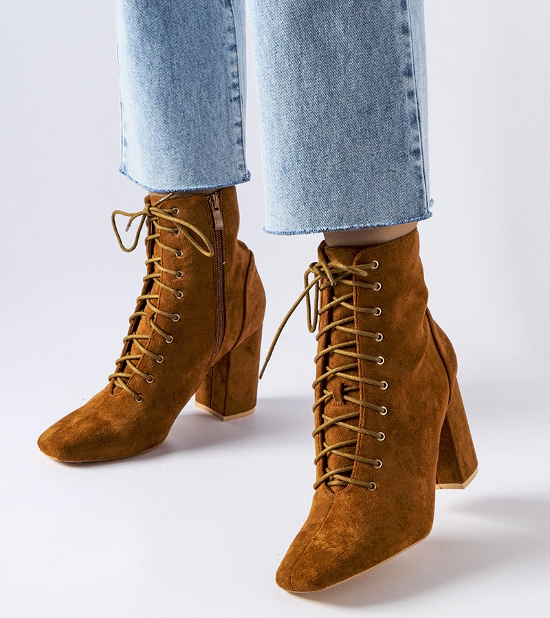 Hnědé šněrovací boty na jehlovém podpatku od Drouins