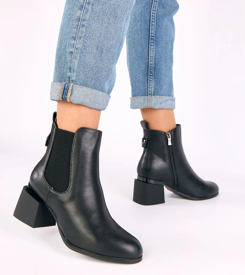 Černé kotníkové boty na podpatku s elastickým vsadkem Taina